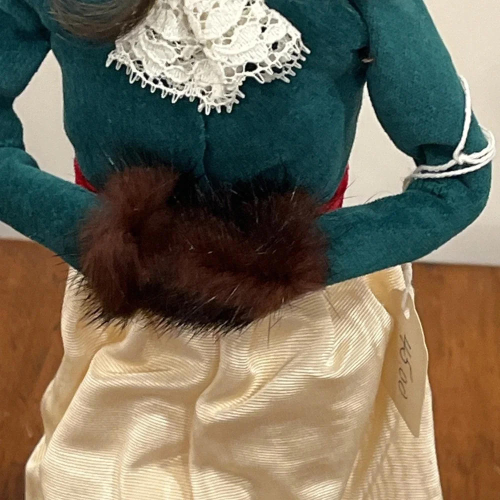 1992 BYERS CHOICE CHRISTMAS CAROLER Woman Long Brown Hair Green White Dress
